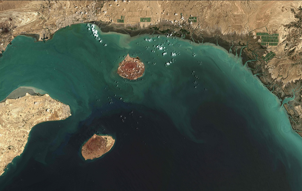 伊朗证实在霍尔木兹海峡扣押油轮，美方监控事态发展未指责