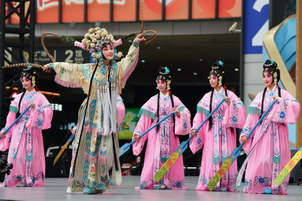 进博直击｜苏超奖杯惊艳亮相！进博舞台上的文化交响