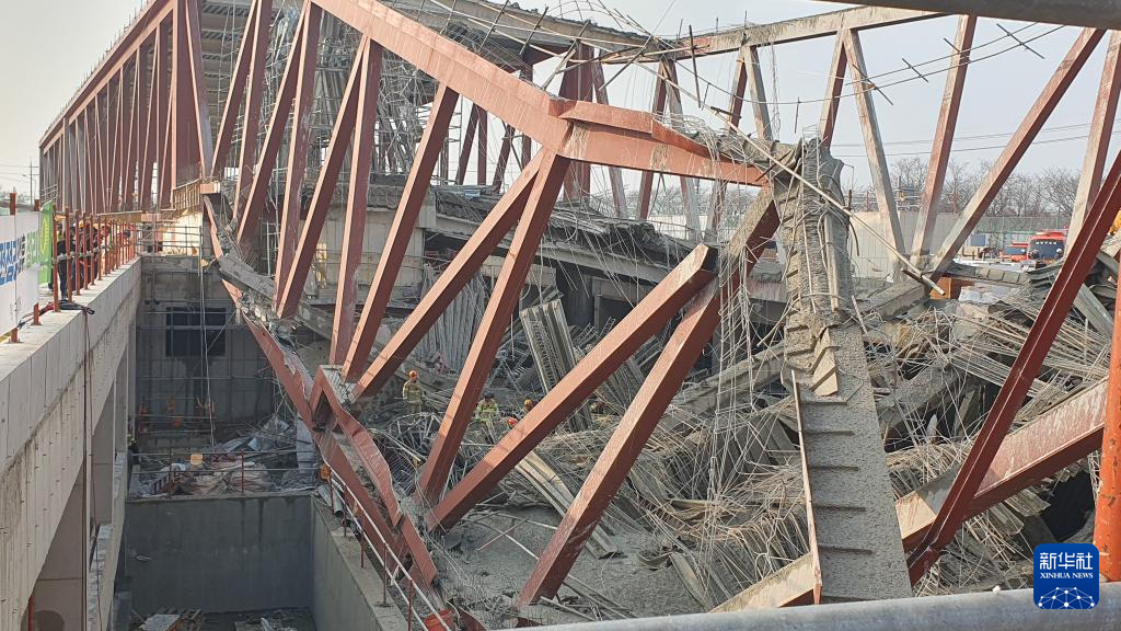 韩国光州一施工现场发生坍塌，已造成2人死亡